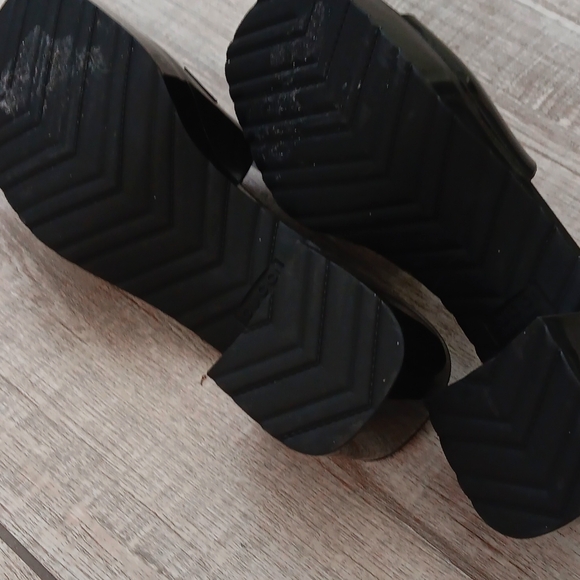 GUCCI..RUBBER HEEL SLIDES..SIZE 39 - Picture 5 of 8